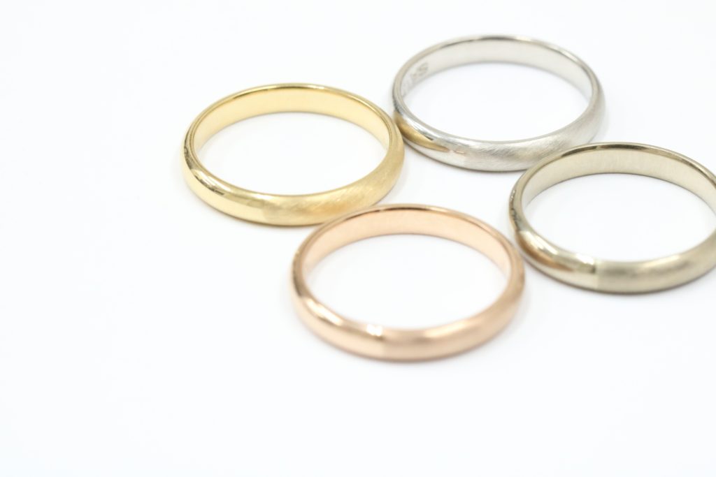 プラチナとゴールドはどう違う？ 手作り結婚指輪 素材の特徴をご紹介！
