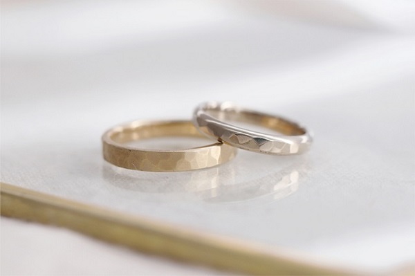 鍛造で作る槌目の結婚指輪
